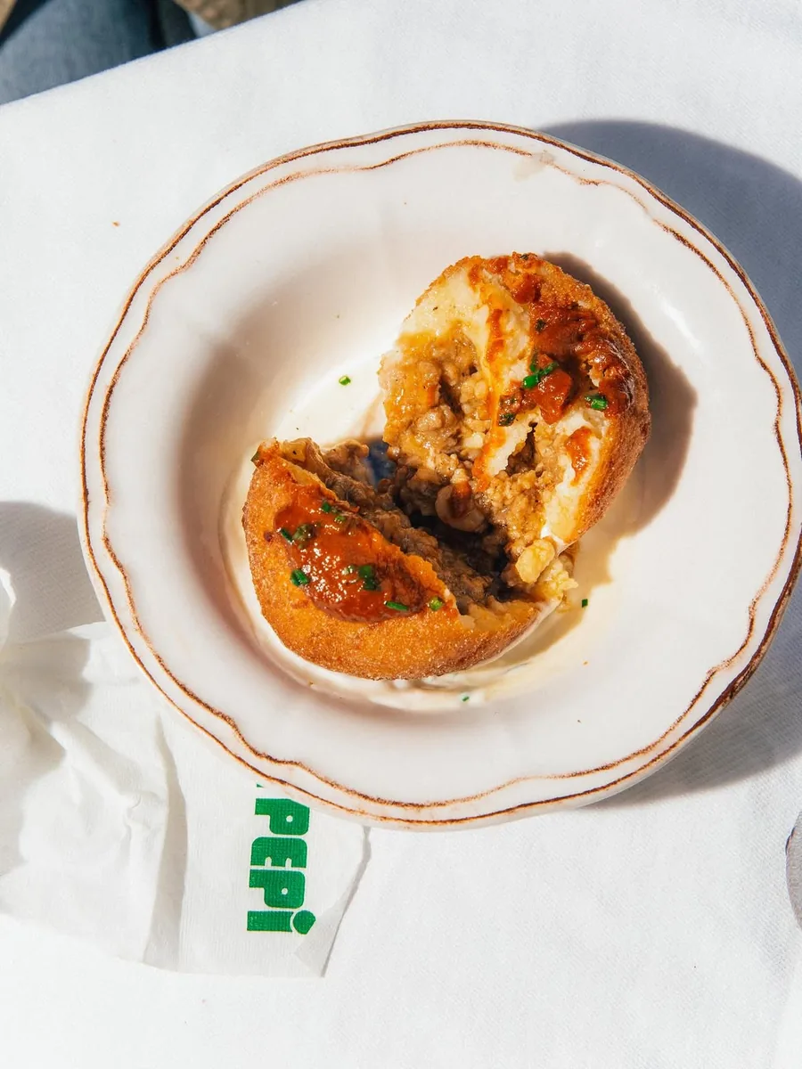 La bomba de Casa Pepi sobre una servilleta con el logo del restaurante